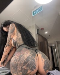 Гола дівчина з татуюванням показала гарні цицьки та попку